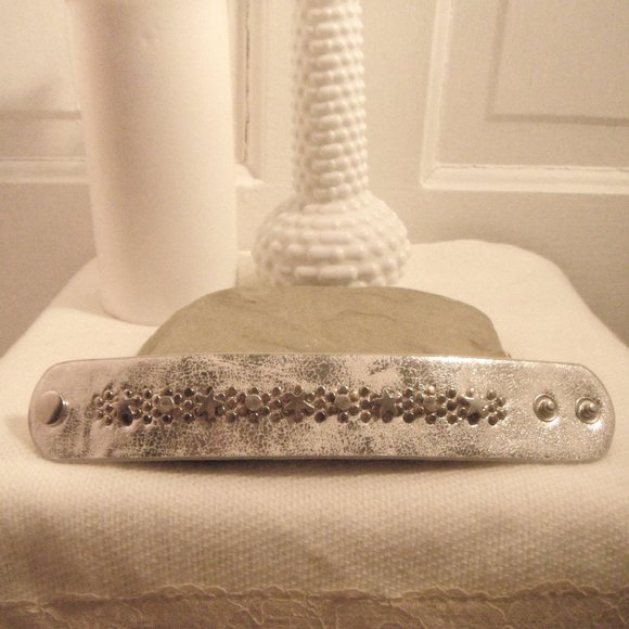 Leather Star Rivet Cuff - Picture 3 of 6